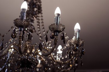 Kristal ile pirinç avize.