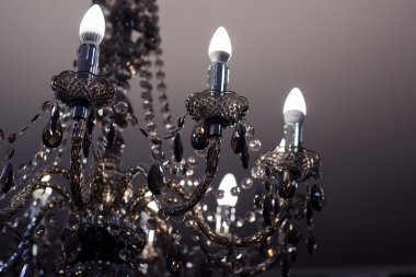 Kristal ile pirinç avize.