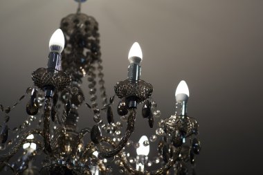 Kristal ile pirinç avize.