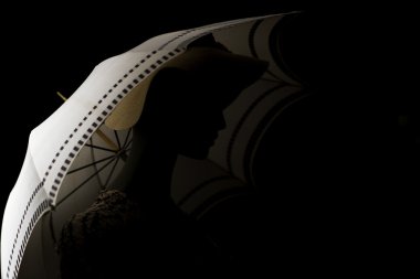 Siluet kadın bir şemsiye ile.