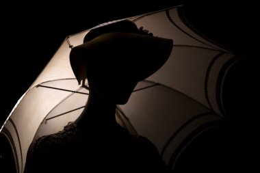 Siluet kadın bir şemsiye ile.