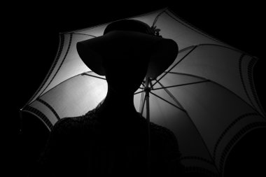 Siluet kadın bir şemsiye ile.