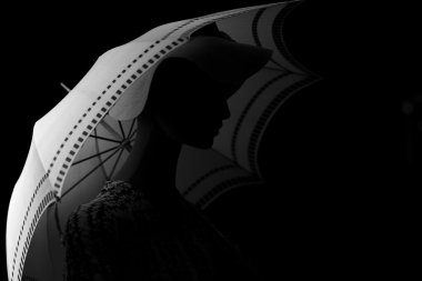 Siluet kadın bir şemsiye ile.