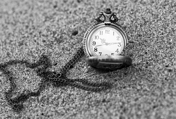 Vintage-Taschenuhr liegt im Sand. — Stockfoto