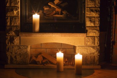 Kırmızı yanan mum şamdan. 