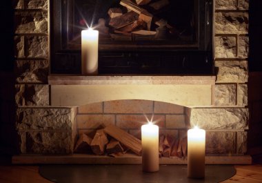 Kırmızı yanan mum şamdan. 