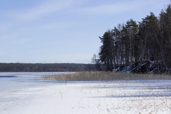 Zamrzlé jezero a zamračená obloha. — Stock fotografie