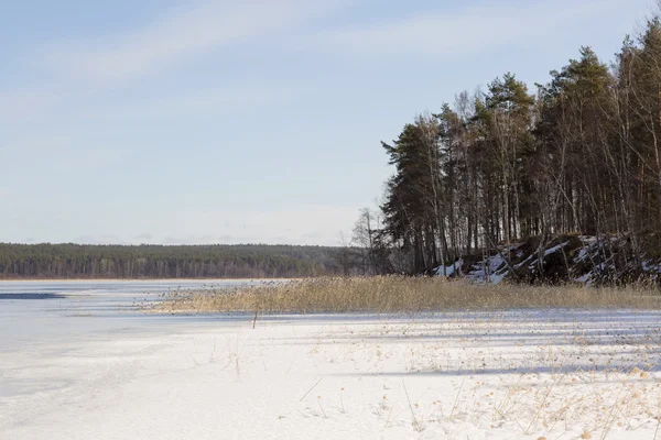 Bevroren meer en bewolkte hemel. — Stockfoto