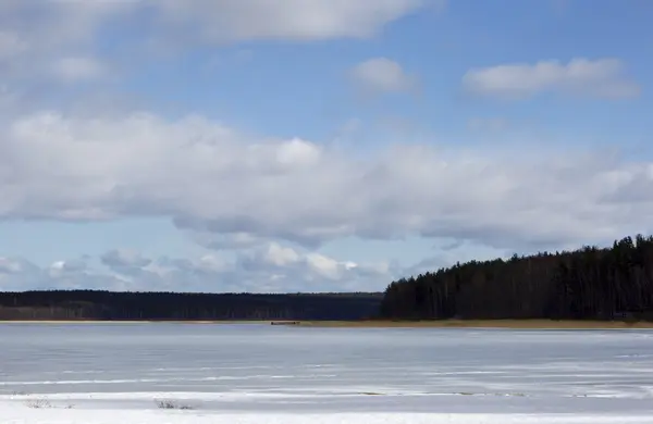 Frusen sjö och mulen himmel. — Stockfoto