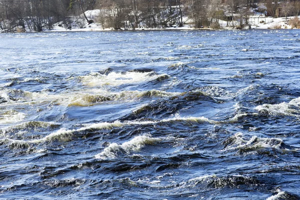 Rio na Rússia na paisagem de inverno . — Fotografia de Stock