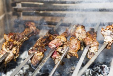 Izgarada ızgara şiş kebap.. 