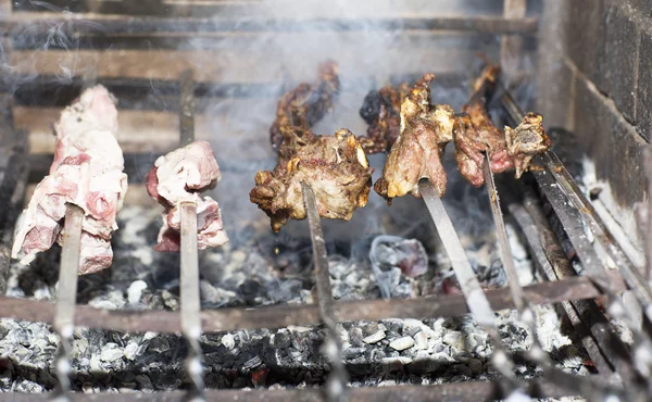 Izgarada ızgara şiş kebap.. 