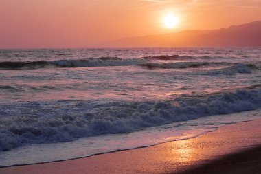Pasifik Okyanusu günbatımı sırasında.