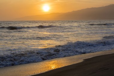 Pasifik Okyanusu günbatımı sırasında.