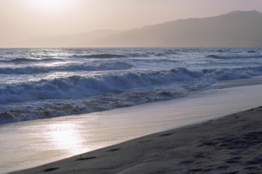 Pasifik Okyanusu günbatımı sırasında.