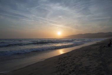 Pasifik Okyanusu günbatımı sırasında.