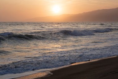 Pasifik Okyanusu günbatımı sırasında.
