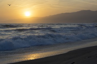 Pasifik Okyanusu günbatımı sırasında.