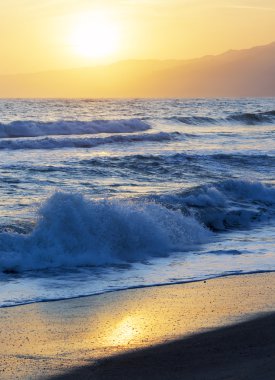 Pasifik Okyanusu günbatımı sırasında.