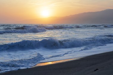 Pasifik Okyanusu günbatımı sırasında.