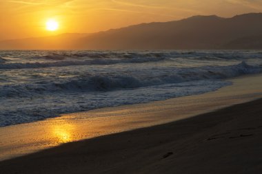 Pasifik Okyanusu günbatımı sırasında.