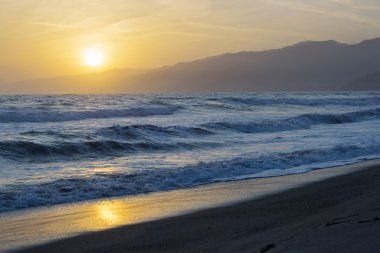 Pasifik Okyanusu günbatımı sırasında.