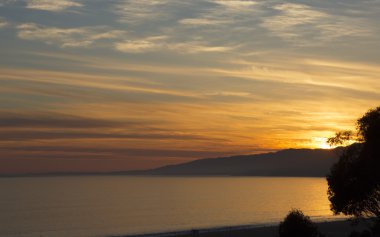 Pasifik Okyanusu günbatımı sırasında.