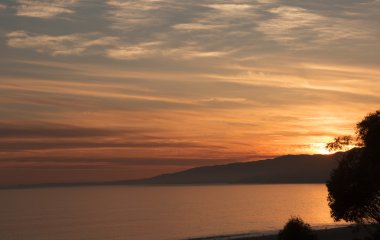 Pasifik Okyanusu günbatımı sırasında.