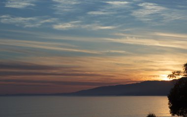 Pasifik Okyanusu günbatımı sırasında.