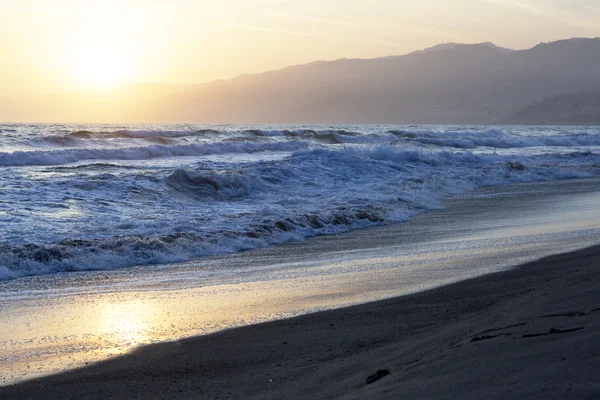 Pasifik Okyanusu günbatımı sırasında.