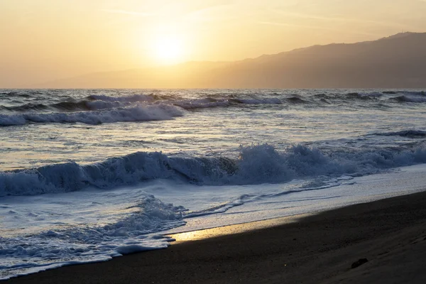 Pasifik Okyanusu günbatımı sırasında.
