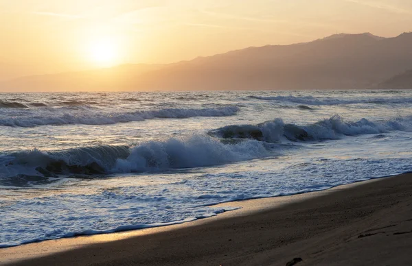 Pasifik Okyanusu günbatımı sırasında.