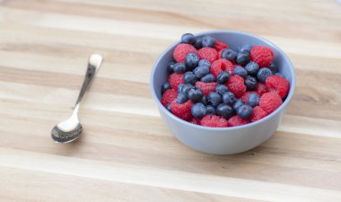 Kabın içinde tatlı taze çilek. 