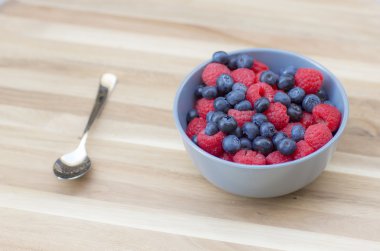 Kabın içinde tatlı taze çilek. 