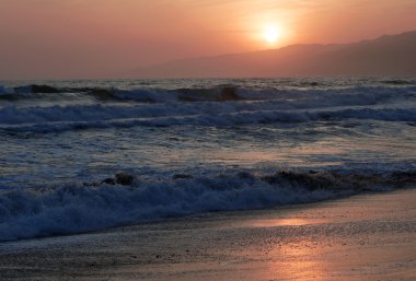 Pasifik Okyanusu günbatımı sırasında.