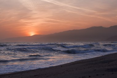 Pasifik Okyanusu günbatımı sırasında.