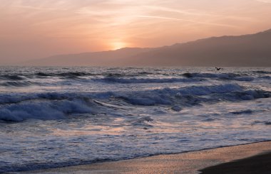 Pasifik Okyanusu günbatımı sırasında.