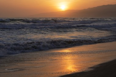 Pasifik Okyanusu günbatımı sırasında.