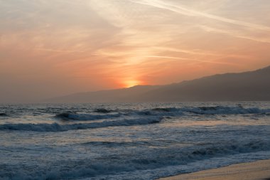 Pasifik Okyanusu günbatımı sırasında.