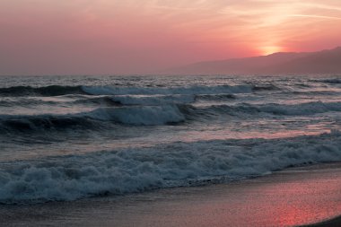 Pasifik Okyanusu günbatımı sırasında.