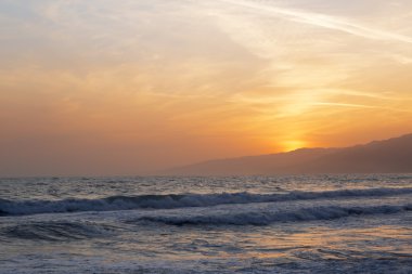Pasifik Okyanusu günbatımı sırasında.