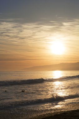 Pasifik Okyanusu günbatımı sırasında.