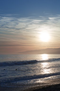 Pasifik Okyanusu günbatımı sırasında.