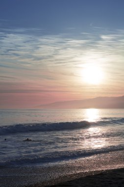 Pasifik Okyanusu günbatımı sırasında.