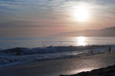 Pasifik Okyanusu günbatımı sırasında. 
