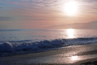 Pasifik Okyanusu günbatımı sırasında. 
