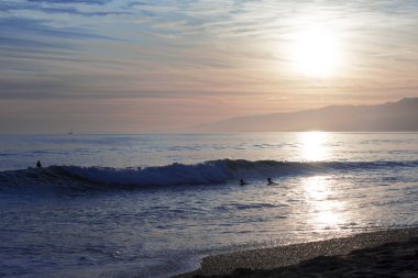 Pasifik Okyanusu günbatımı sırasında. 