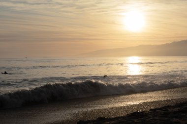 Pasifik Okyanusu günbatımı sırasında. 