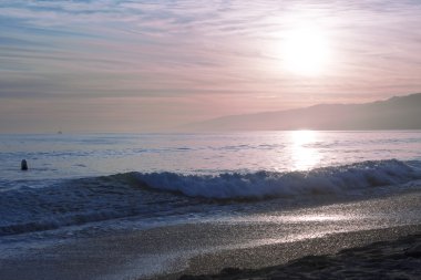 Pasifik Okyanusu günbatımı sırasında. 