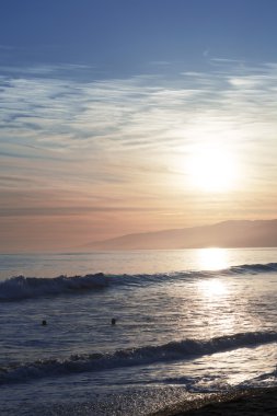 Pasifik Okyanusu günbatımı sırasında. 